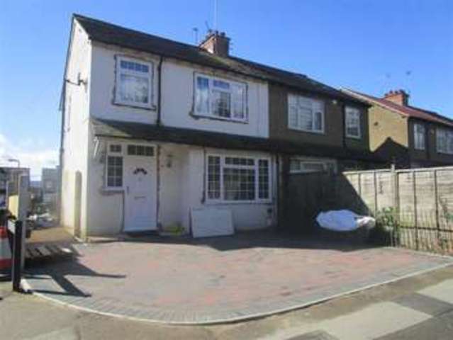  Image of 3 bedroom Property to rent in Burnham Lane Burnham Slough SL1 at Burnham Lane Burnham Burnham, SL1 6LH