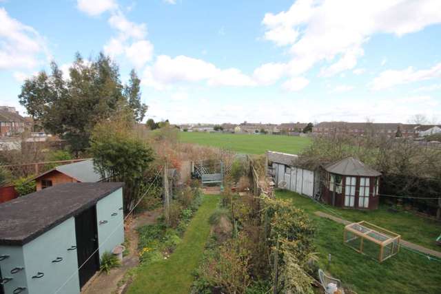  Image of 4 bedroom Detached house for sale in Burns Close Erith DA8 at Burns Close  Erith, DA8 2DB