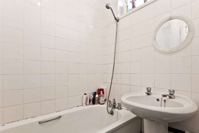  Image of 3 bedroom Apartment to rent in Castle Mead Camberwell Road London SE5 at Camberwell Road Camberwell London, SE5 0EB
