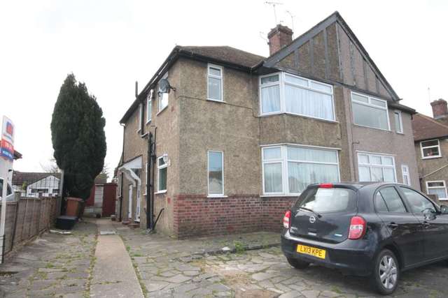  Image of 2 bedroom Maisonette to rent in Camrose Avenue Erith DA8 at Camrose Ave  Erith, DA8 1ER