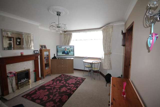  Image of 2 bedroom Maisonette to rent in Camrose Avenue Erith DA8 at Camrose Ave  Erith, DA8 1ER