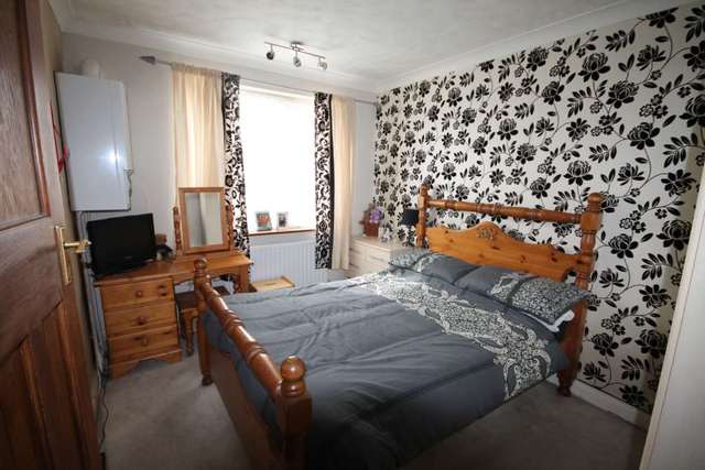  Image of 2 bedroom Maisonette to rent in Camrose Avenue Erith DA8 at Camrose Ave  Erith, DA8 1ER