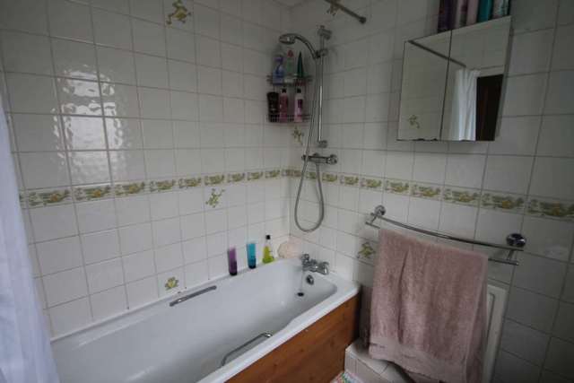  Image of 2 bedroom Maisonette to rent in Camrose Avenue Erith DA8 at Camrose Ave  Erith, DA8 1ER