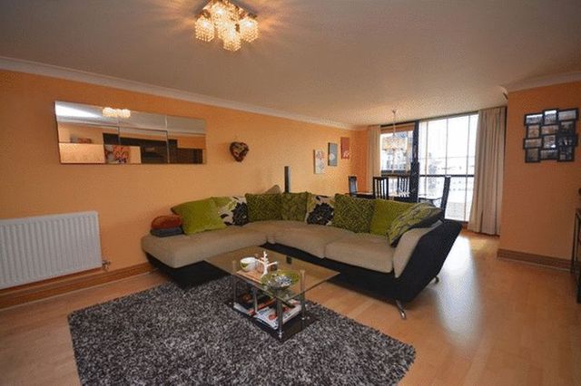  Image of 2 bedroom Flat to rent in Canute Road Southampton SO14 at Canute Road Ocean Village Southampton, SO14 3FY