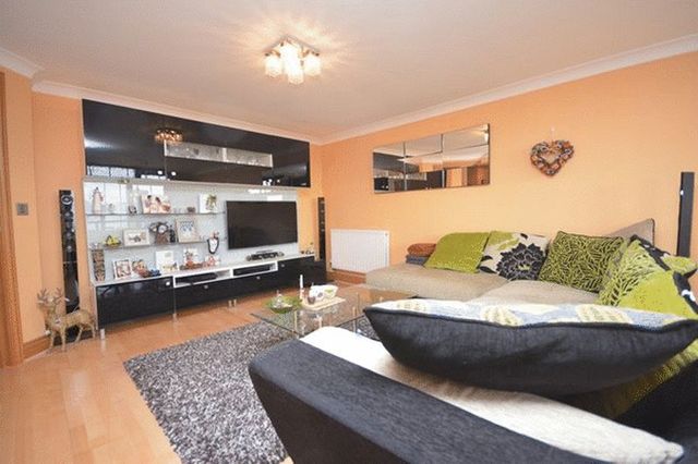  Image of 2 bedroom Flat to rent in Canute Road Southampton SO14 at Canute Road Ocean Village Southampton, SO14 3FY