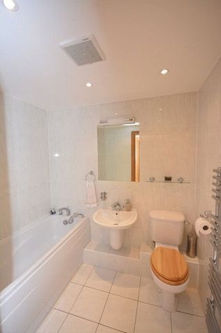  Image of 2 bedroom Flat to rent in Canute Road Southampton SO14 at Canute Road Ocean Village Southampton, SO14 3FY