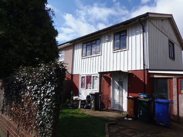  Image of 3 bedroom Terraced house to rent in Central Drive Royston Barnsley S71 at Central Drive  Barnsley, S71 4PE