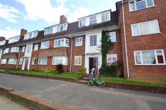  Image of 2 bedroom Apartment to rent in Central Gardens Morden SM4 at Morden, SM4 5SH