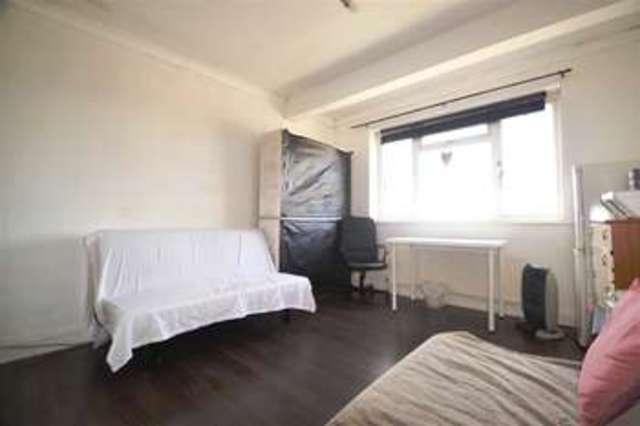  Image of 2 bedroom Apartment to rent in Central Gardens Morden SM4 at Morden, SM4 5SH