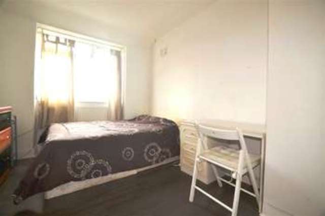  Image of 2 bedroom Apartment to rent in Central Gardens Morden SM4 at Morden, SM4 5SH