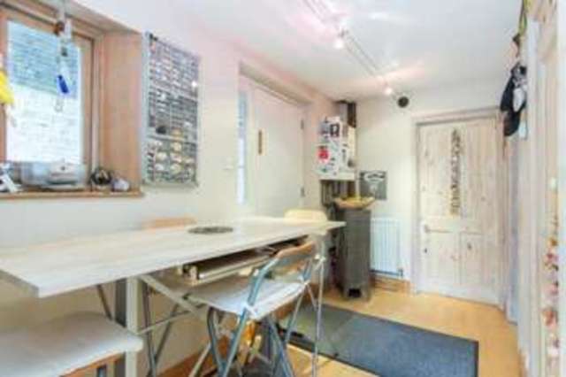  Image of 1 bedroom Flat for sale in Chiswick High Road London W4 at London  Gunnersbury, W4 3AY
