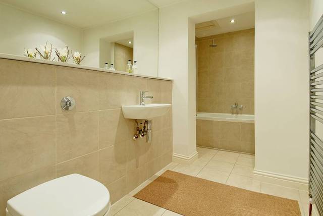  Image of 1 bedroom Ground Flat to rent in Clanricarde Gardens London W2 at Clanricarde Gardens  London, W2 4NA
