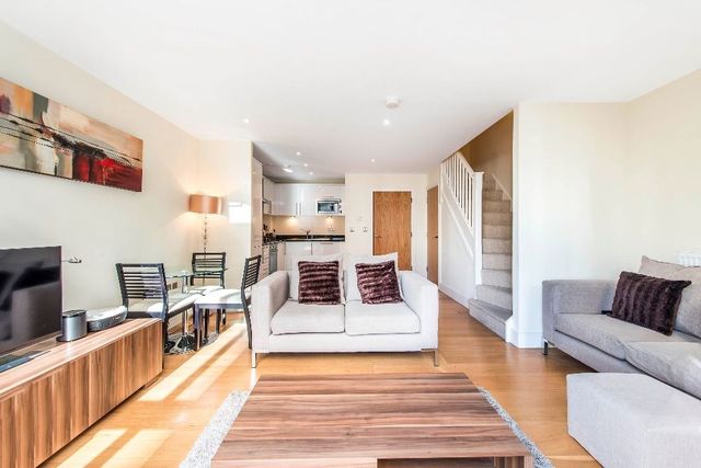  Image of 2 bedroom Flat to rent in Clapham Road London SW9 at South West London SW9 London, SW9 9AG