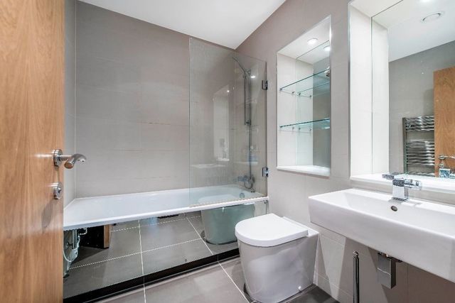  Image of 2 bedroom Flat to rent in Clapham Road London SW9 at South West London SW9 London, SW9 9AG
