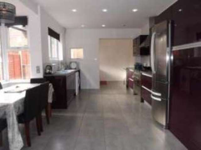  Image of 3 bedroom Detached house for sale in Clarendon Road Luton LU2 at Luton Bedfordshire Stopsley, LU2 7PJ