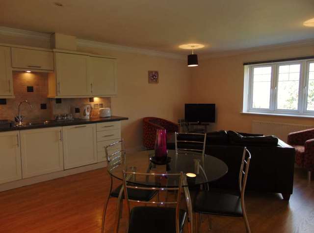  Image of 2 bedroom Apartment to rent in Clockhouse Road Farnborough GU14 at Clockhouse Road  Farnborough, GU14 7QY