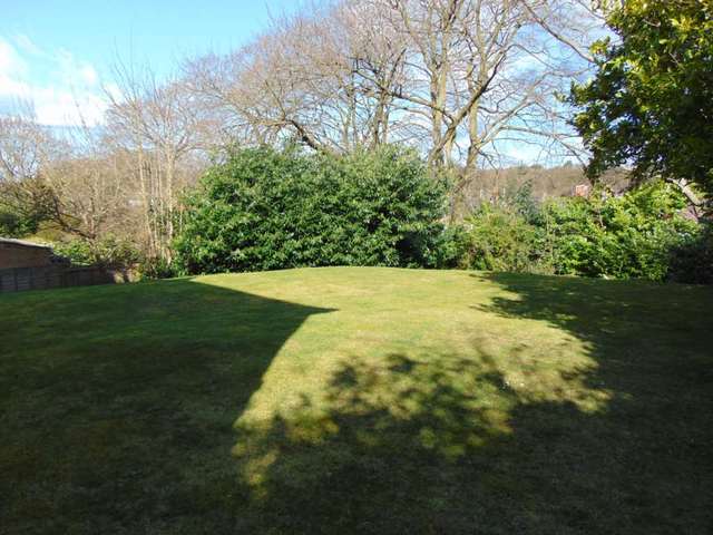  Image of 2 bedroom Apartment to rent in Clockhouse Road Farnborough GU14 at Clockhouse Road  Farnborough, GU14 7QY