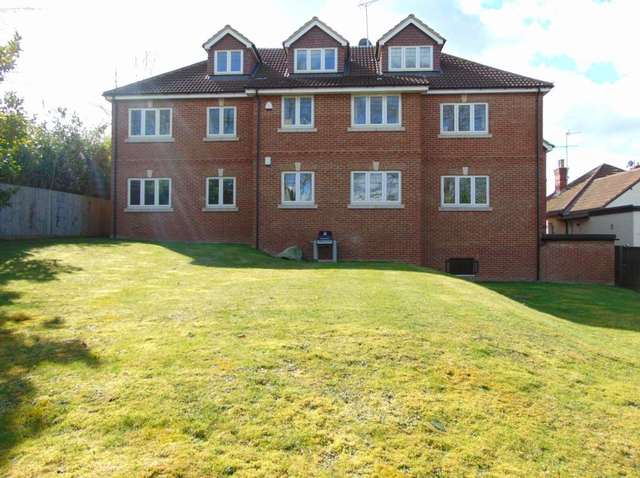  Image of 2 bedroom Apartment to rent in Clockhouse Road Farnborough GU14 at Clockhouse Road  Farnborough, GU14 7QY