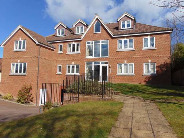  Image of 2 bedroom Apartment to rent in Clockhouse Road Farnborough GU14 at Clockhouse Road  Farnborough, GU14 7QY