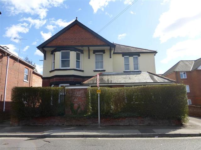  Image of 2 bedroom Flat to rent in Cobbett Road Southampton SO18 at Cobbett Road  SOUTHAMPTON, SO18 1HJ