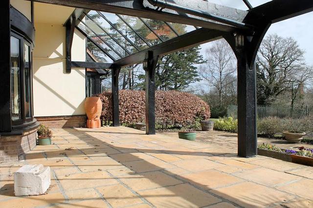  Image of 2 bedroom Apartment to rent in Coombe Hall Park East Grinstead RH19 at East Grinstead, RH19 4JJ
