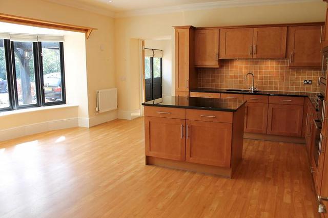 Image of 2 bedroom Apartment to rent in Coombe Hall Park East Grinstead RH19 at East Grinstead, RH19 4JJ