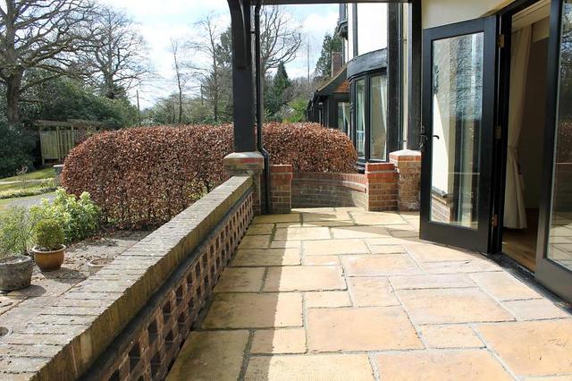  Image of 2 bedroom Apartment to rent in Coombe Hall Park East Grinstead RH19 at East Grinstead, RH19 4JJ