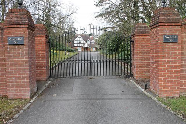  Image of 2 bedroom Apartment to rent in Coombe Hall Park East Grinstead RH19 at East Grinstead, RH19 4JJ