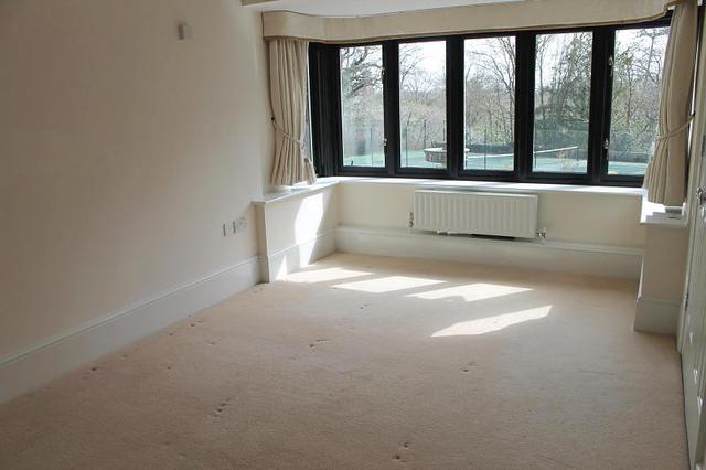  Image of 2 bedroom Apartment to rent in Coombe Hall Park East Grinstead RH19 at East Grinstead, RH19 4JJ