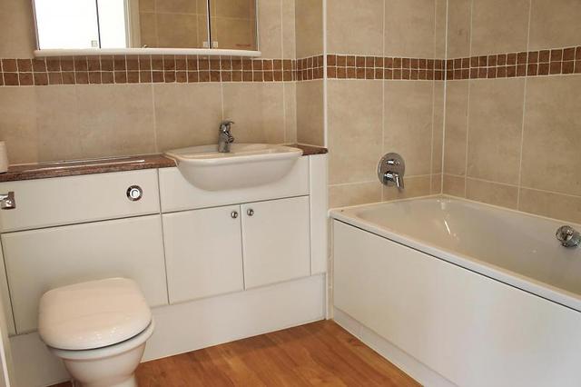  Image of 2 bedroom Apartment to rent in Coombe Hall Park East Grinstead RH19 at East Grinstead, RH19 4JJ