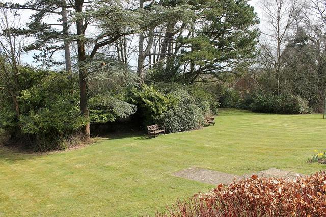  Image of 2 bedroom Apartment to rent in Coombe Hall Park East Grinstead RH19 at East Grinstead, RH19 4JJ