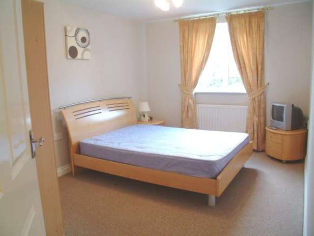  Image of 2 bedroom Apartment to rent in Tinsley Lane Crawley RH10 at Copthorne Court, Tinsley Lane Three Bridges Crawley, RH10 8AQ