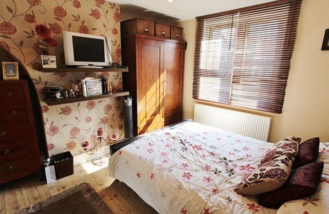 Image of 3 bedroom Semi-Detached house for sale in Croydon Road Caterham CR3 at Croydon Road  Caterham, CR3 6PG