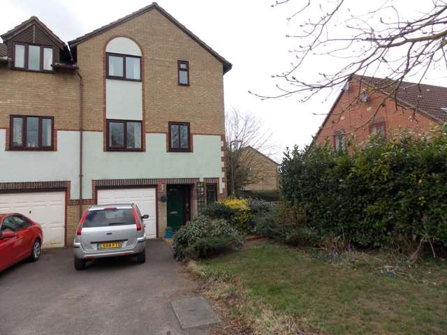  Image of 4 bedroom Semi-Detached house to rent in Cypress Gardens Bicester OX26 at Cypress Gardens  Bicester, OX26 3XT