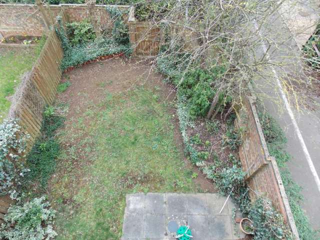  Image of 4 bedroom Semi-Detached house to rent in Cypress Gardens Bicester OX26 at Cypress Gardens  Bicester, OX26 3XT
