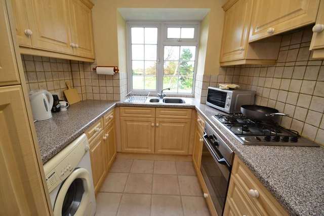  Image of 2 bedroom Flat to rent in Alexandra Road Epsom KT17 at Danehurst Court  Epsom, KT17 4BY