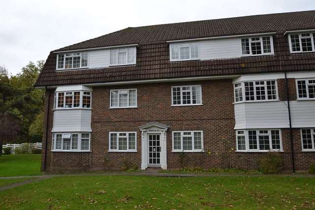  Image of 2 bedroom Flat to rent in Alexandra Road Epsom KT17 at Danehurst Court  Epsom, KT17 4BY