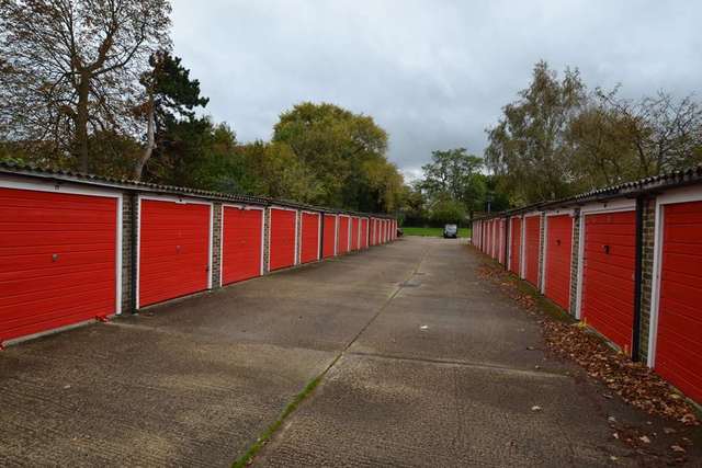  Image of 2 bedroom Flat to rent in Alexandra Road Epsom KT17 at Danehurst Court  Epsom, KT17 4BY