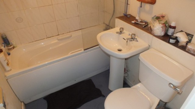  Image of 1 bedroom Apartment to rent in Dene House Court Leeds LS2 at Dene House Court  Leeds, LS2 9BS