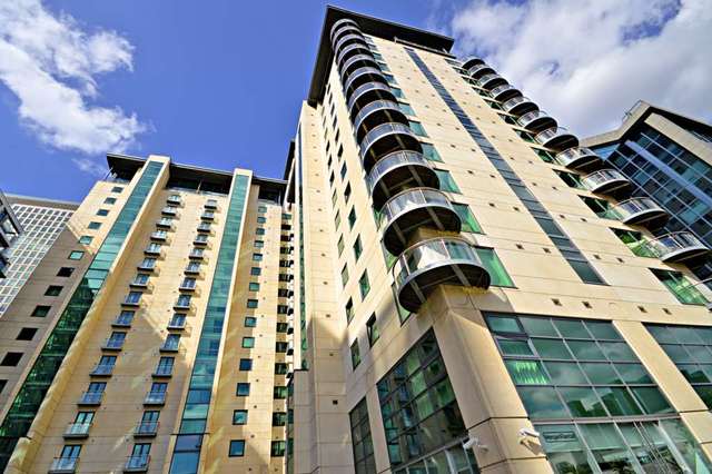  Image of 2 bedroom Apartment to rent in South Quay Square London E14 at South Quay London, E14 9RU
