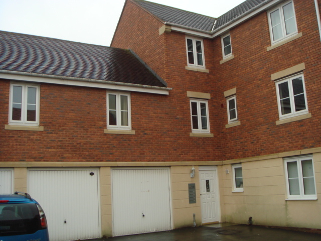  Image of 2 bedroom Apartment to rent in Dorney Road Swindon SN25 at Oakhurst  Swindon, SN25 2AD
