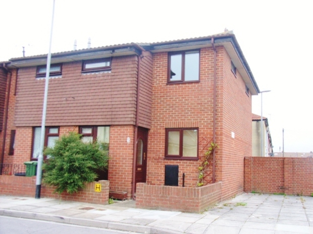  Image of 3 bedroom Detached house to rent in Artillery Terrace Old Canal Southsea PO4 at Old Canal Southsea Southsea, PO4 8JB