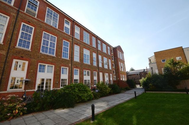  Image of 2 bedroom Flat for sale in Enfield Road London N1 at Enfield Road  London, N1 5EN