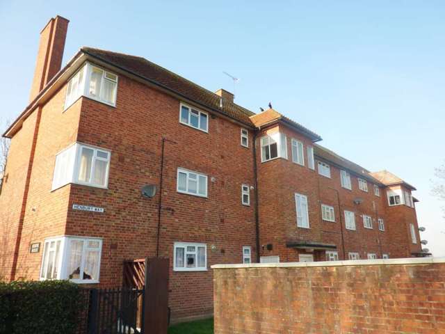  Image of 1 bedroom Flat to rent in Oxhey Drive Watford WD19 at Erskine House  Watford, WD19 7SG
