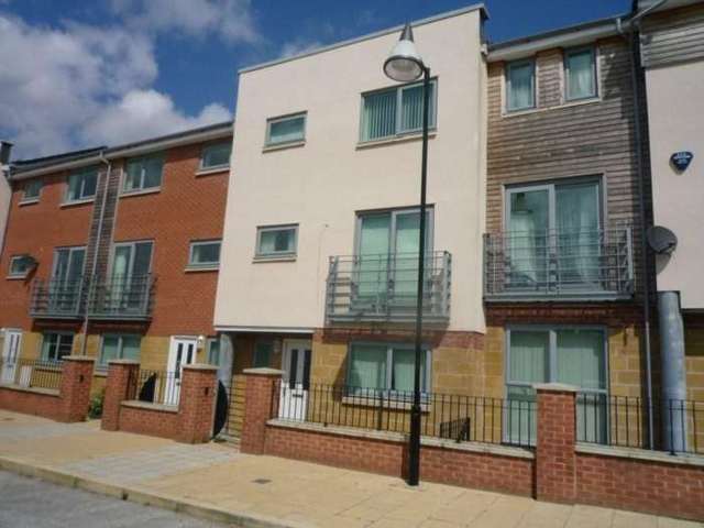  Image of 4 bedroom Town House to rent in Falconwood Way Manchester M11 at Falconwood Way Beswick Manchester, M11 3LN