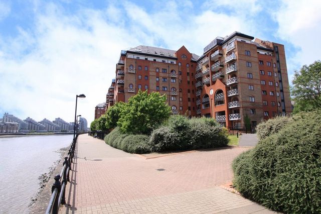  Image of 2 bedroom Apartment to rent in William Morris Way London SW6 at Ferrymans Quay William Morris Way Fulham, SW6 2UT