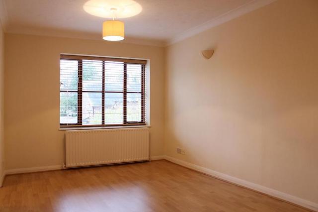  Image of 2 bedroom Flat to rent in Fishers Court Horsham RH12 at Horsham, RH12 2RJ