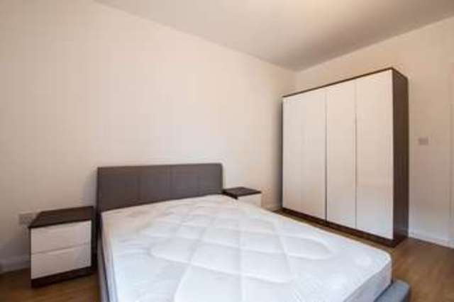  Image of 1 bedroom Flat to rent in Fleet Street Swindon SN1 at Swindon Wiltshire, SN1 1RL