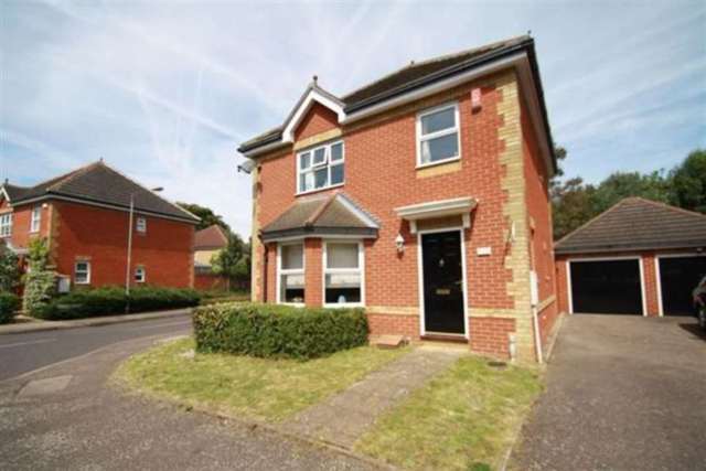  Image of 3 bedroom Detached house to rent in Foxglove Road Rush Green Romford RM7 at Foxglove Road Rush Green Romford, RM7 0YQ
