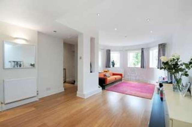  Image of 3 bedroom Flat to rent in Frognal Gardens London NW3 at Hampstead London Hampstead, NW3 6UX